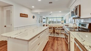 Una cocina con encimera de mármol, armarios de madera y un letrero que dice 'Ocean City'.
