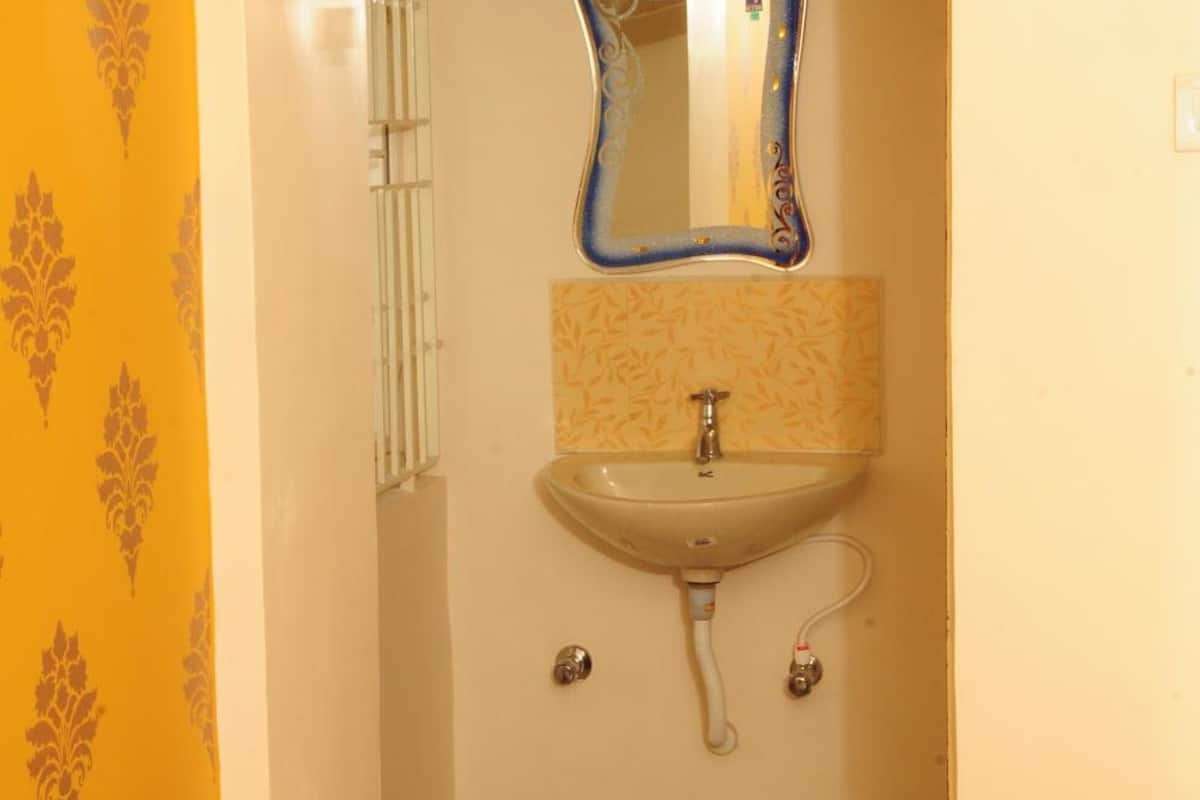 shower, rainfall showerhead, free toiletries, hair dryer