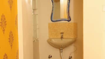 Shower, rainfall showerhead, free toiletries, hair dryer