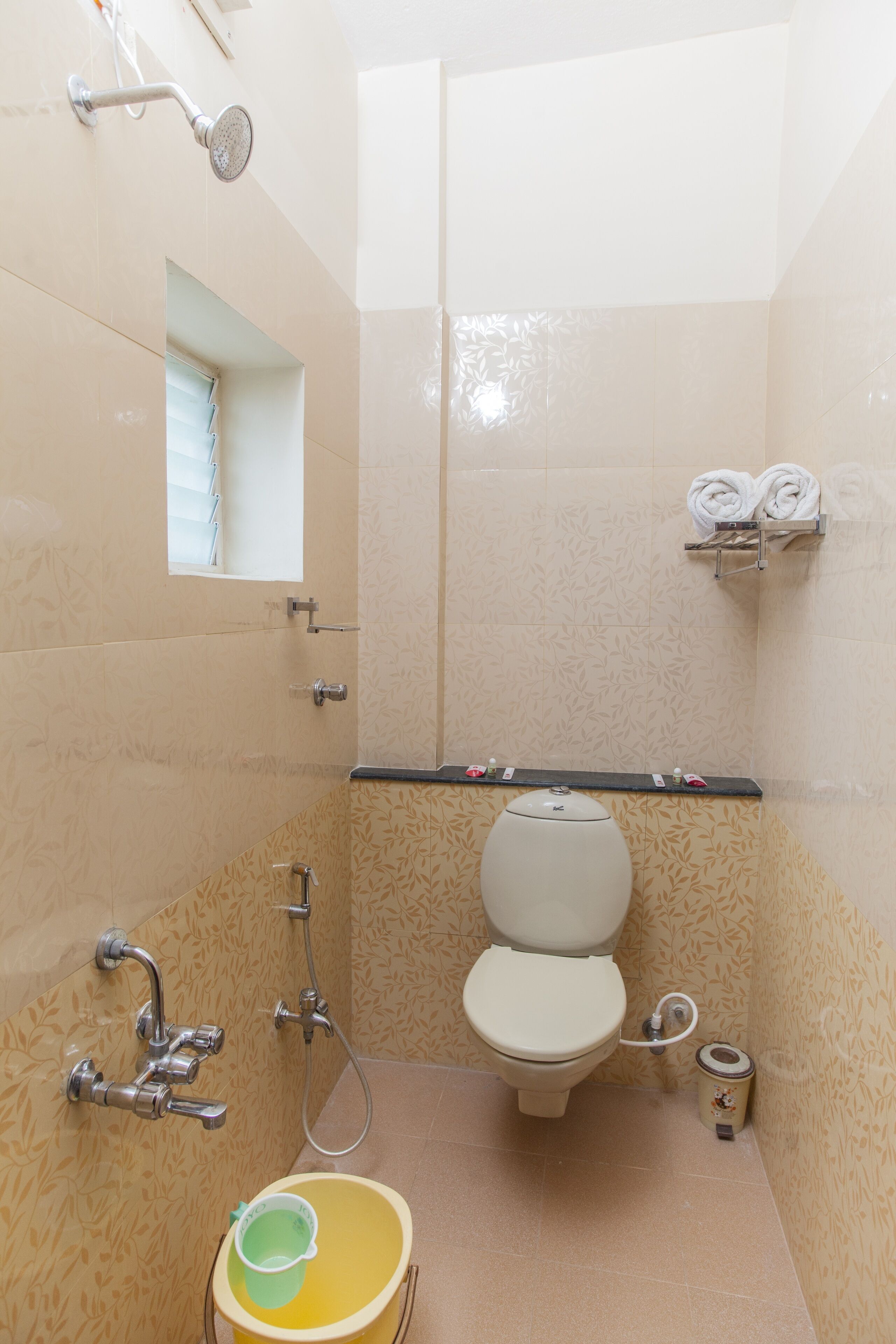 standard double room | bathroom | shower, rainfall showerhead, free toiletries, hair dryer