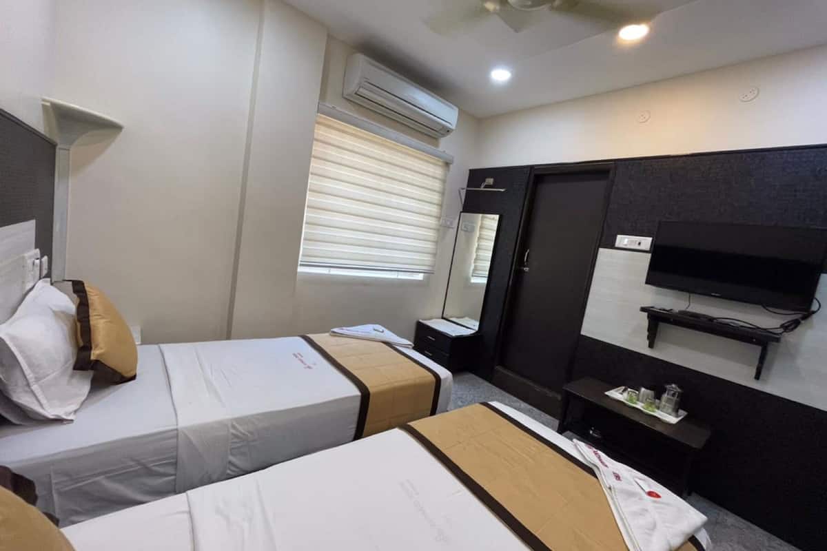 standard double room | hypo-allergenic bedding, down duvets, soundproofing, iron/ironing board