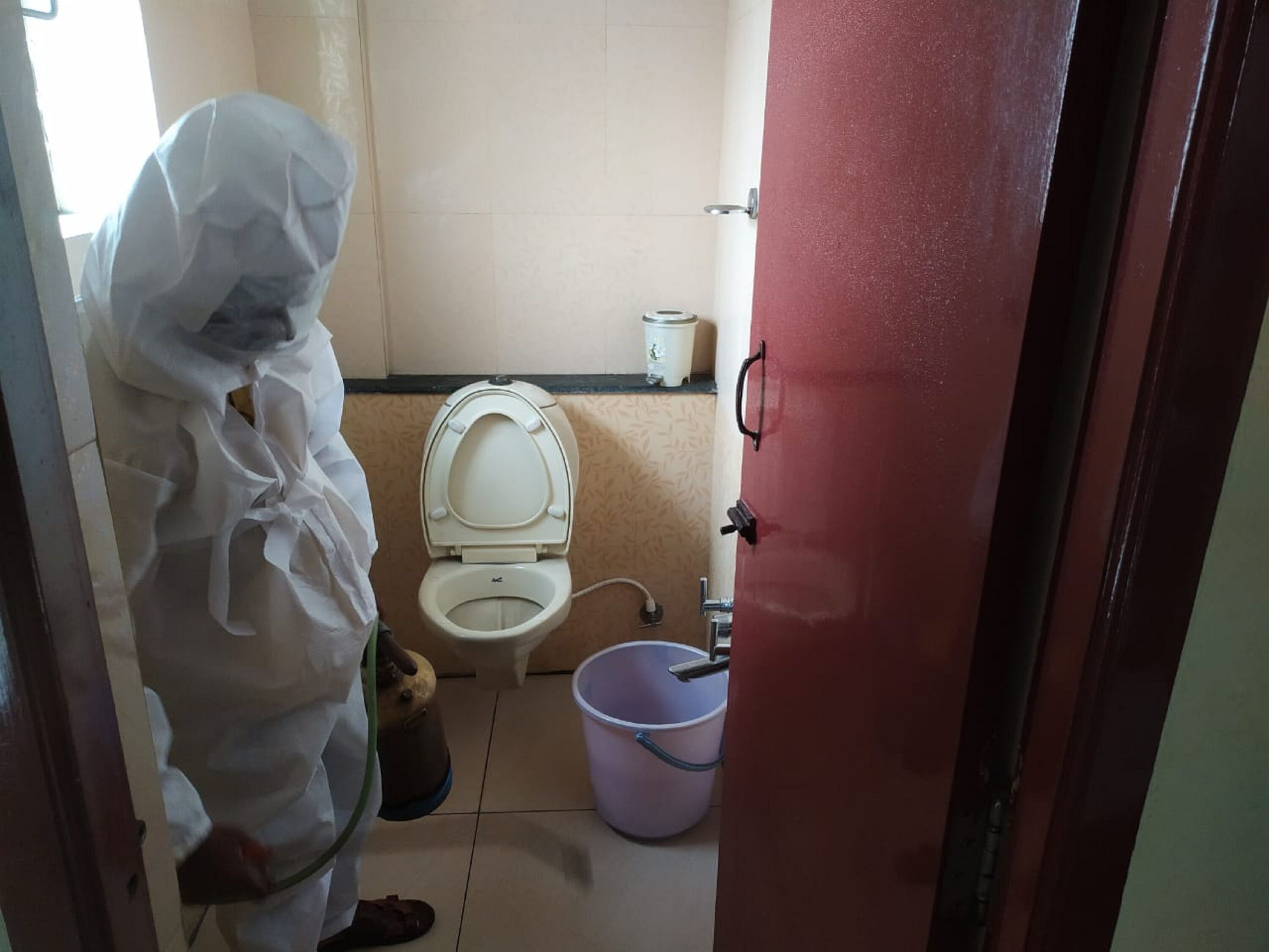 standard double room | bathroom | shower, rainfall showerhead, free toiletries, hair dryer