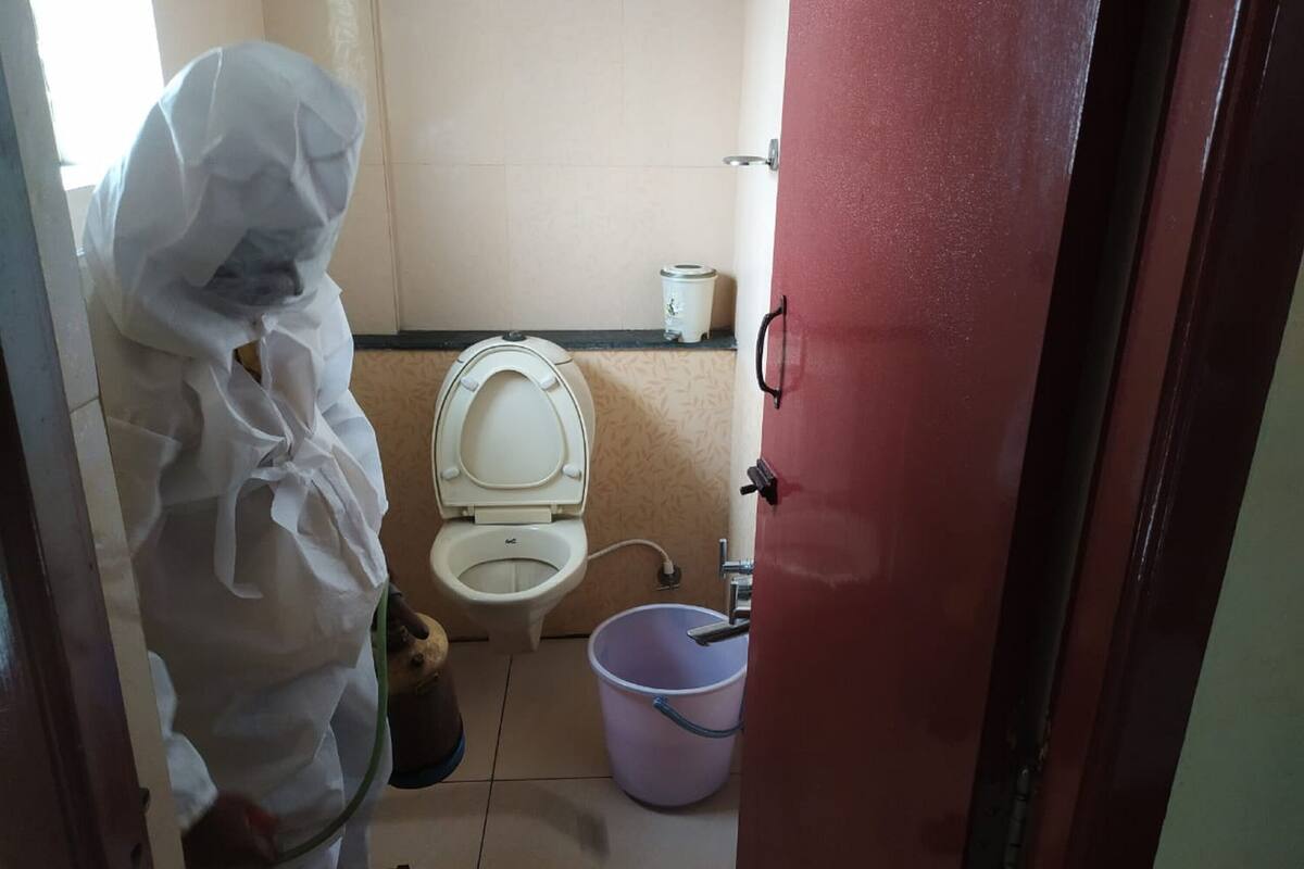 standard double room | bathroom | shower, rainfall showerhead, free toiletries, hair dryer