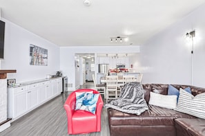 TV, fireplace, Netflix, toys - Rivergrass Hot Tub, Pool, Clean, Lovely, Great Location (Blue Mountains)