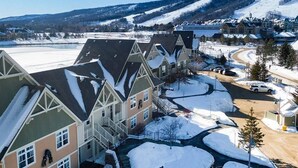 A residential area with snow-covered ground and houses with gabled roofs. - Rivergrass Hot Tub, Pool, Clean, Lovely, Great Location (Blue Mountains)