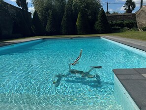 Utendørsbasseng og et oppvarmet basseng