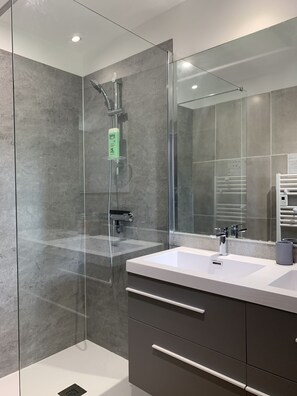 Bañera con ducha, secador de pelo, toallas, jabón