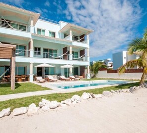 Een binnenzwembad, een buitenzwembad