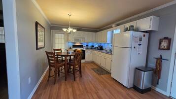 Een magnetron, een oven, een kookplaat