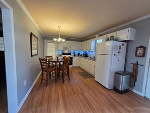 Microwave, oven, stovetop - Convenient to State Line Boat Ramp - Flintstone Cabin (Counce)