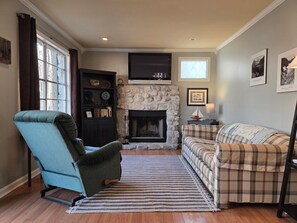 Living area - Convenient to State Line Boat Ramp - Flintstone Cabin (Counce)