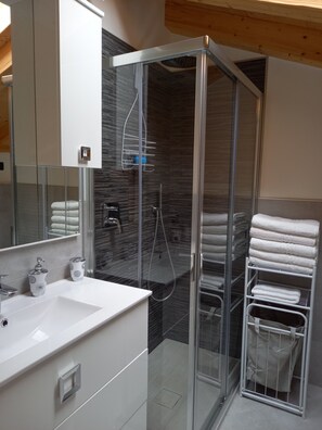 Shower, hair dryer, bidet, towels - PAnorama sul lago (Domaso)