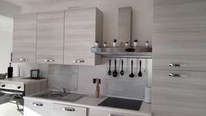 Réfrigérateur, micro-ondes, four, lave-vaisselle