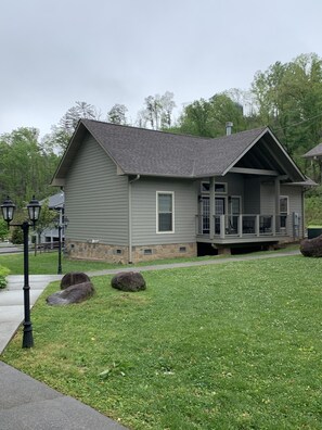 Exterior - Carr's Northside Cottages - 4 Queen Beds (Gatlinburg)