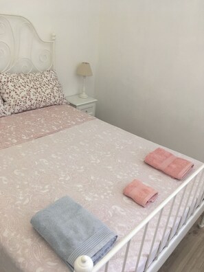 1 chambre, bureau, fer et planche à repasser, Wi-Fi gratuit