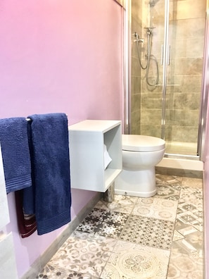 Douche, sèche-cheveux, serviettes fournies, savon