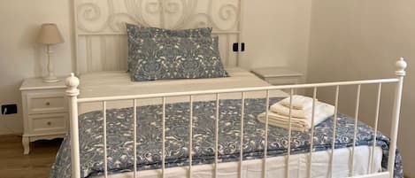 1 habitación, escritorio, tabla de planchar con plancha y wifi gratis