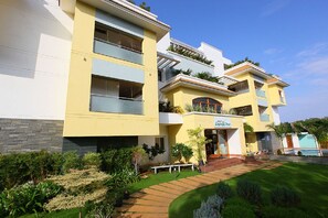 Vista frontal de la propiedad