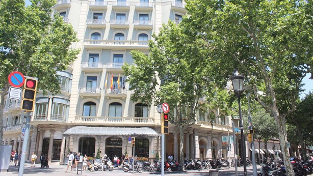 A hotel with a classical facade, multiple balconies, and a prominent entrance. - New apartment in the Center, Eixample Best Area! 2 minutes to Passeig de Gracia  (Barcelona)