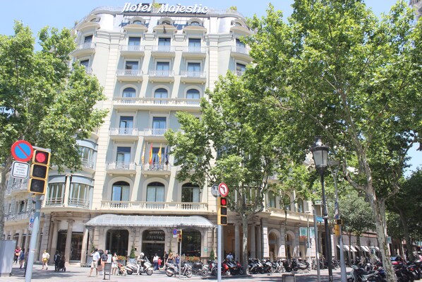 المنشأة من الخارج