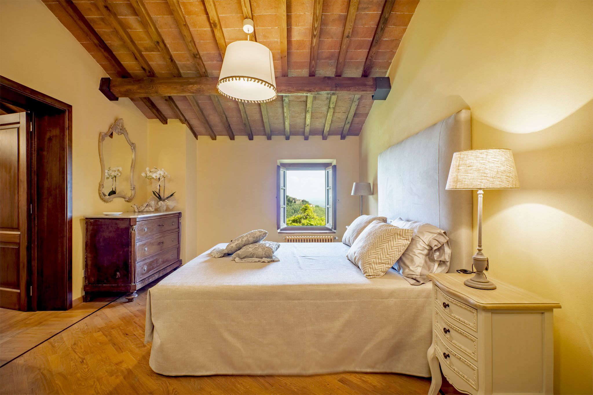 4 bedrooms, desk, iron/ironing board, free WiFi