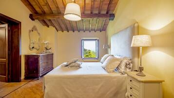 4 bedrooms, desk, iron/ironing board, free WiFi