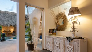 A bathroom with a vanity, a mirror, a lamp, and a potted plant. - Takuma Boutik Hotel (Las Terrenas)