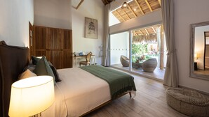 A bedroom with a bed, a desk, and a view of the outdoors. - Takuma Boutik Hotel (Las Terrenas)