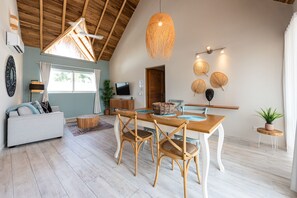 コンフォート アパートメント キッチン 中 2 階 | リビング エリア | 40 インチのスマートテレビ (衛星放送視聴可)