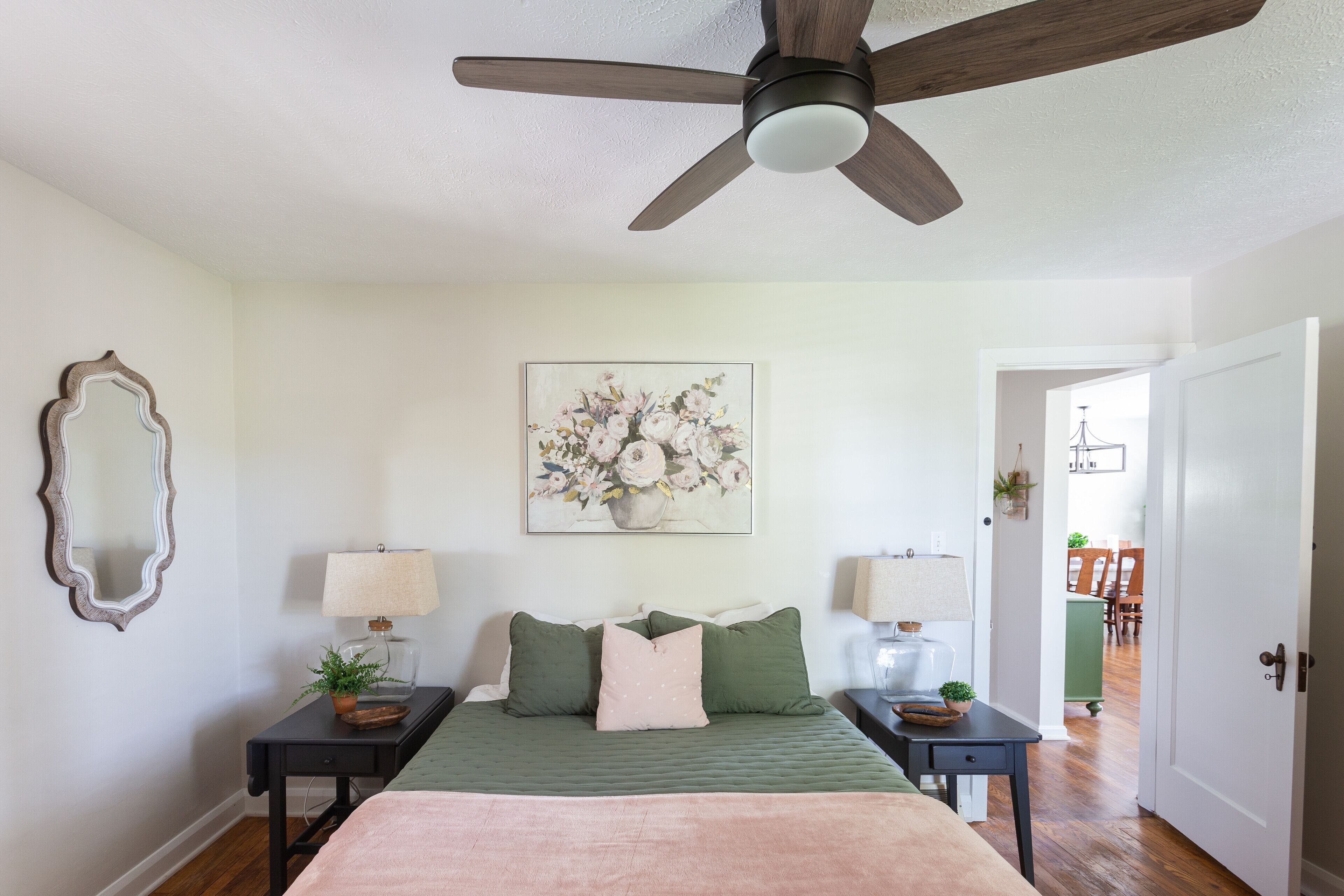 5 bedrooms, desk, iron/ironing board, travel crib
