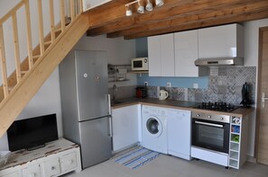 Een koelkast, een microgolfoven, een oven, een kookplaat