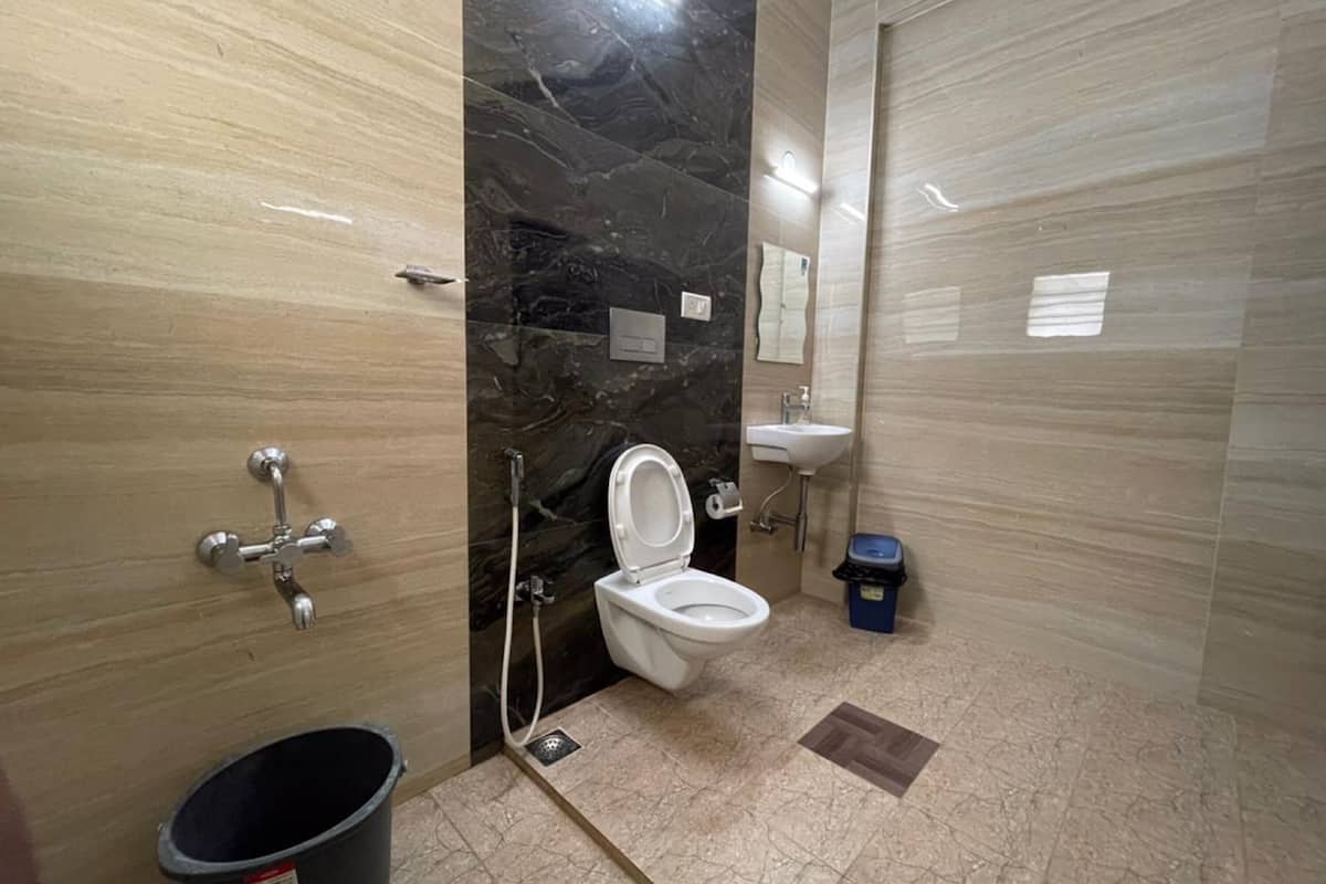 shower, rainfall showerhead, free toiletries, hair dryer