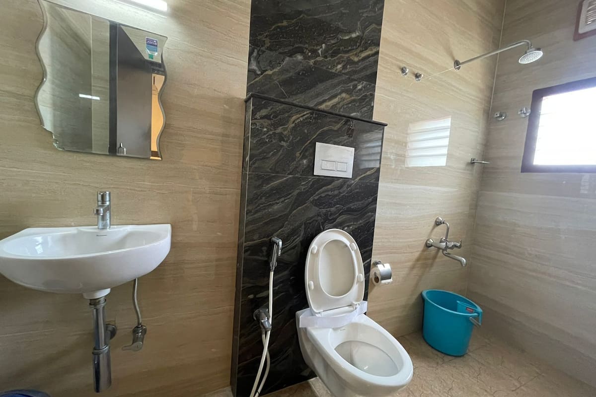 luxury room | bathroom | shower, rainfall showerhead, free toiletries, hair dryer