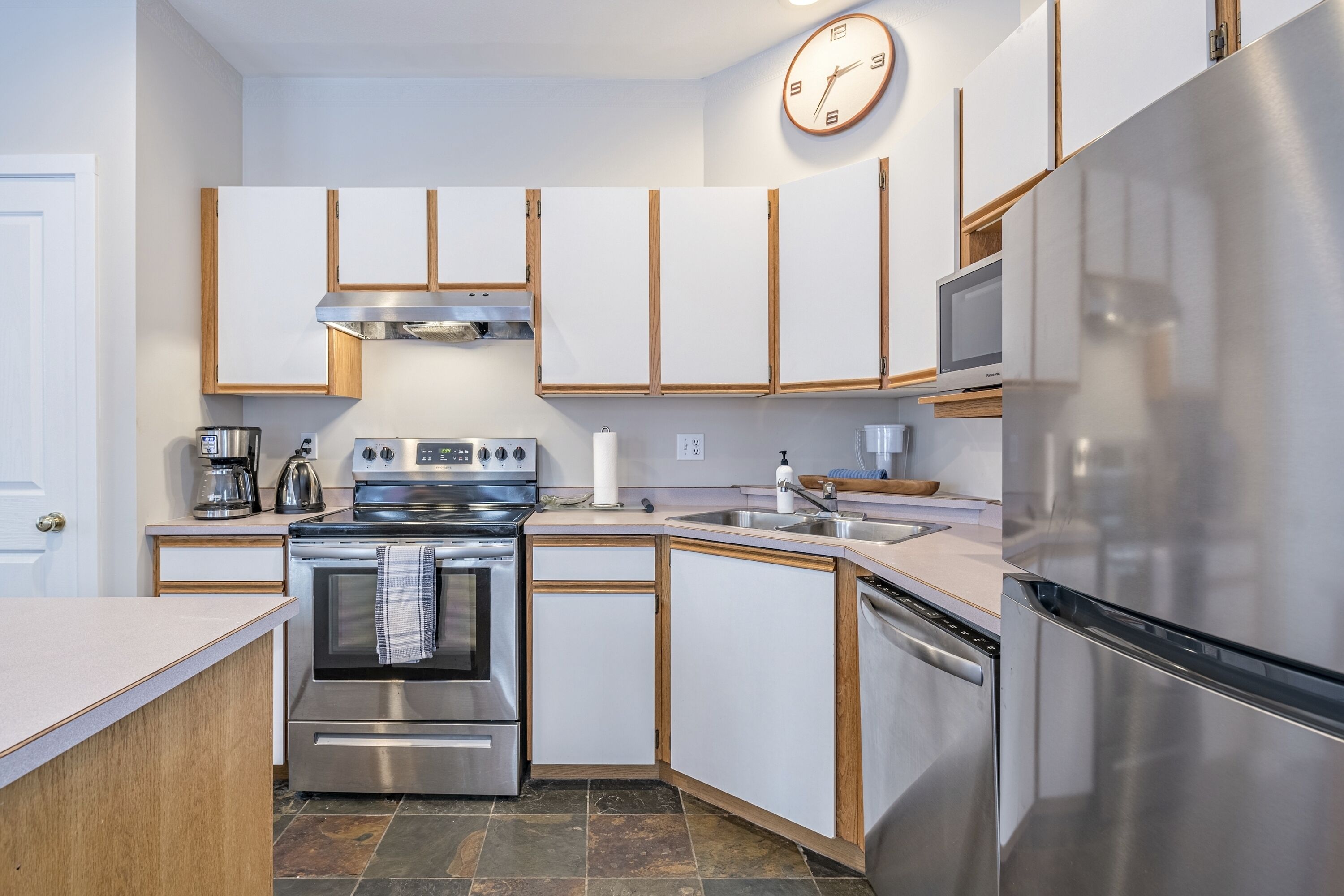 Family Orientated Lower Knoll Chalet All to Yourself w/Hot Tub, Laundry, BBQ