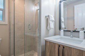 Bañera con ducha, secador de pelo, toallas, jabón