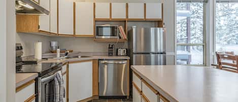 Refrigerador, microondas, horno, placa de cocina