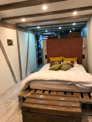 2 quartos, ferros/tábuas de passar roupa, berço de viagem