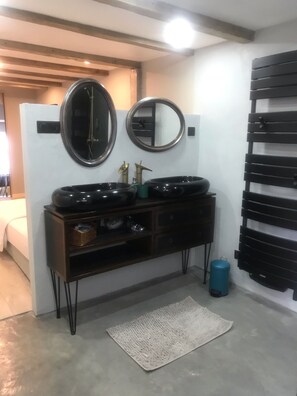 2 habitaciones, tabla de planchar con plancha y cuna de viaje