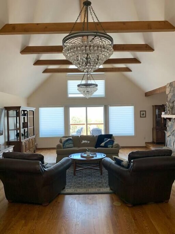 TV, stereo - Villa Alta Vista at Yosemite- Views and Game Room (Mariposa County)