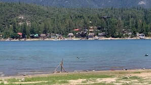 A lakeside property with a view of a forested mountain range. - Villa Alta Vista at Yosemite- Mtn Views, Game Room, Pool Table, Deck, Sleeps 10+ (Mariposa County)