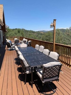 Outdoor dining - Villa Alta Vista at Yosemite- Views and Game Room (Mariposa County)
