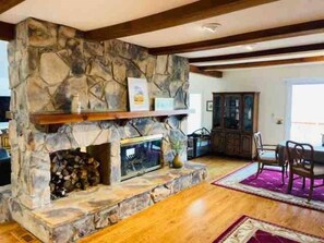 TV, stereo - Villa Alta Vista at Yosemite- Views and Game Room (Mariposa County)