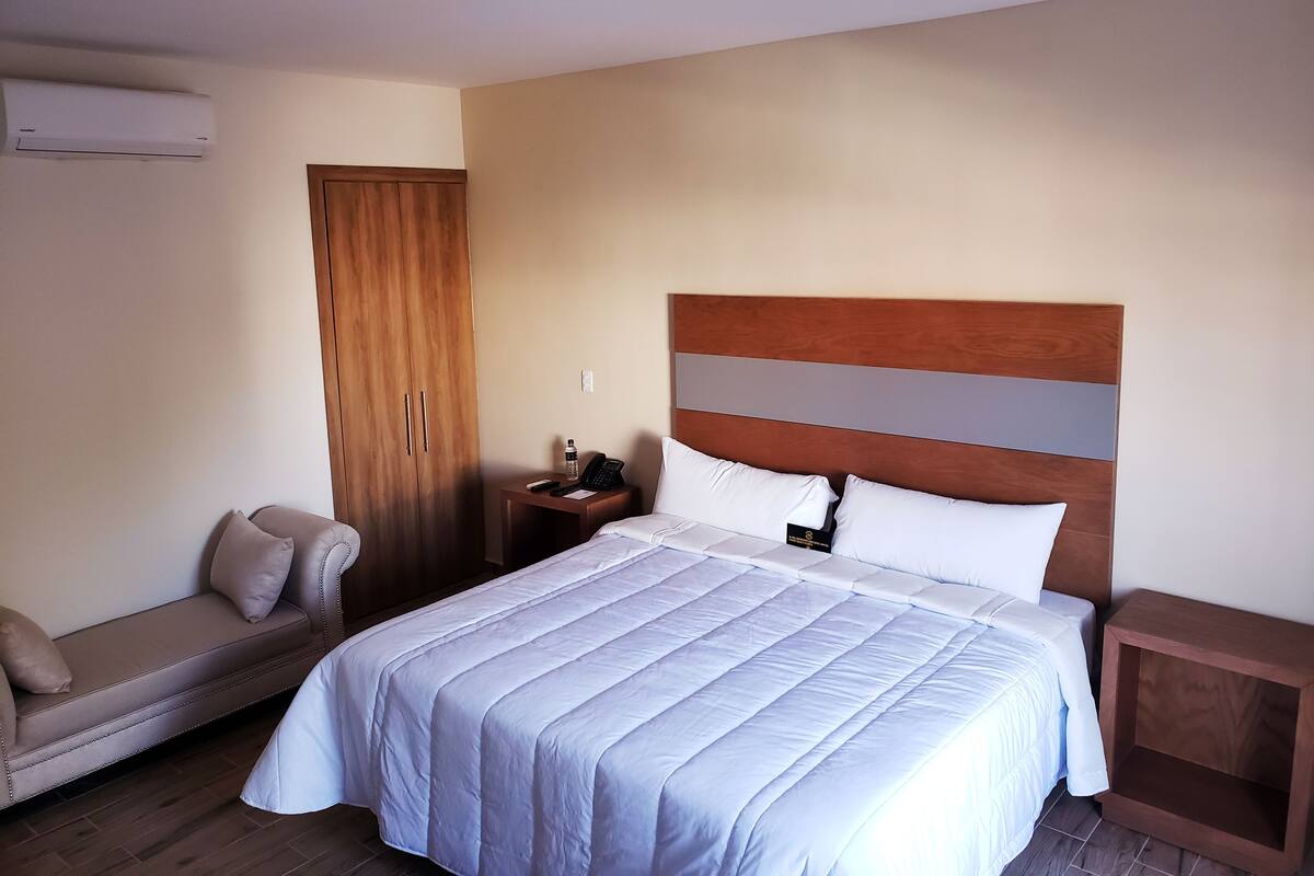 Executive Room, 1 King Bed | In-room safe, desk, laptop workspace, iron/ironing board (on request)