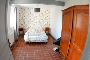 3 chambres, bureau, fer et planche à repasser, lit parapluie