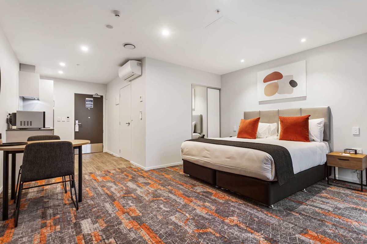Apartment, barrierefrei, Kochnische (Non-Motorway Facing) | 1 Schlafzimmer, Verdunkelungsvorhänge, schallisolierte Zimmer