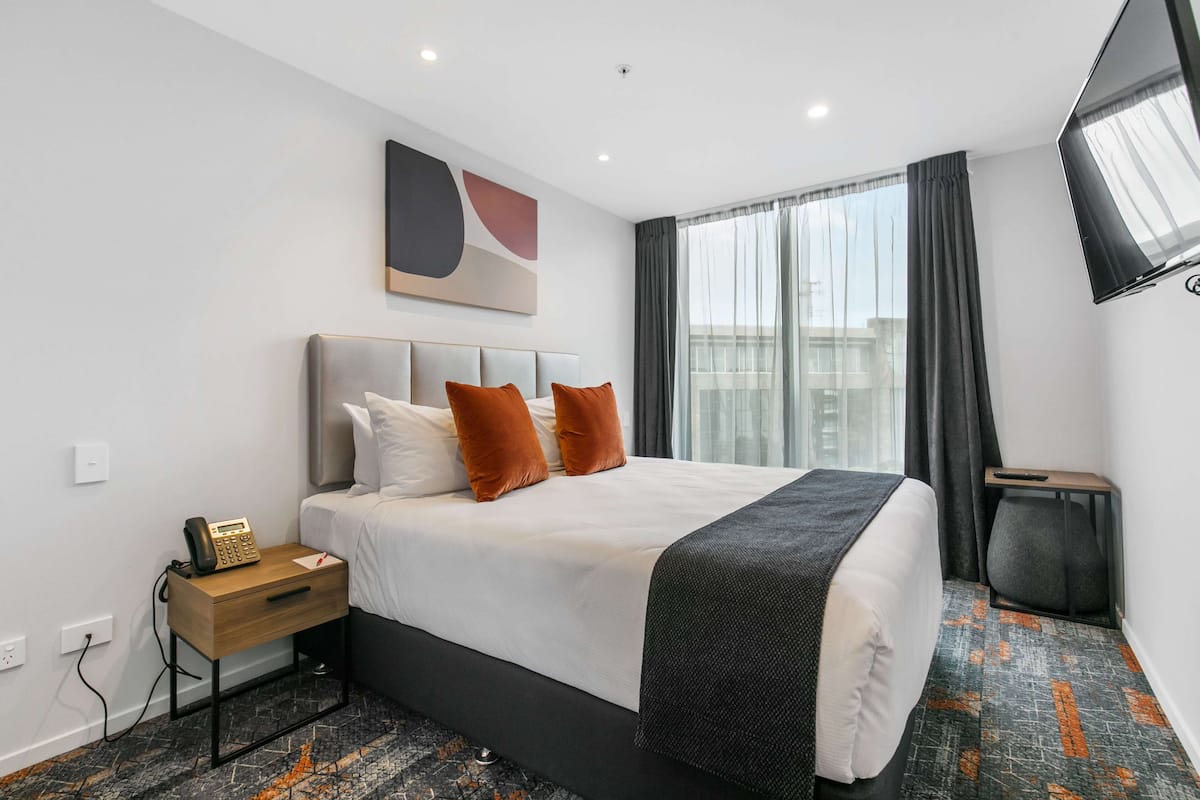Zimmer, 1 King-Bett (Compact, Non-Motorway Facing) | 1 Schlafzimmer, Verdunkelungsvorhänge, schallisolierte Zimmer