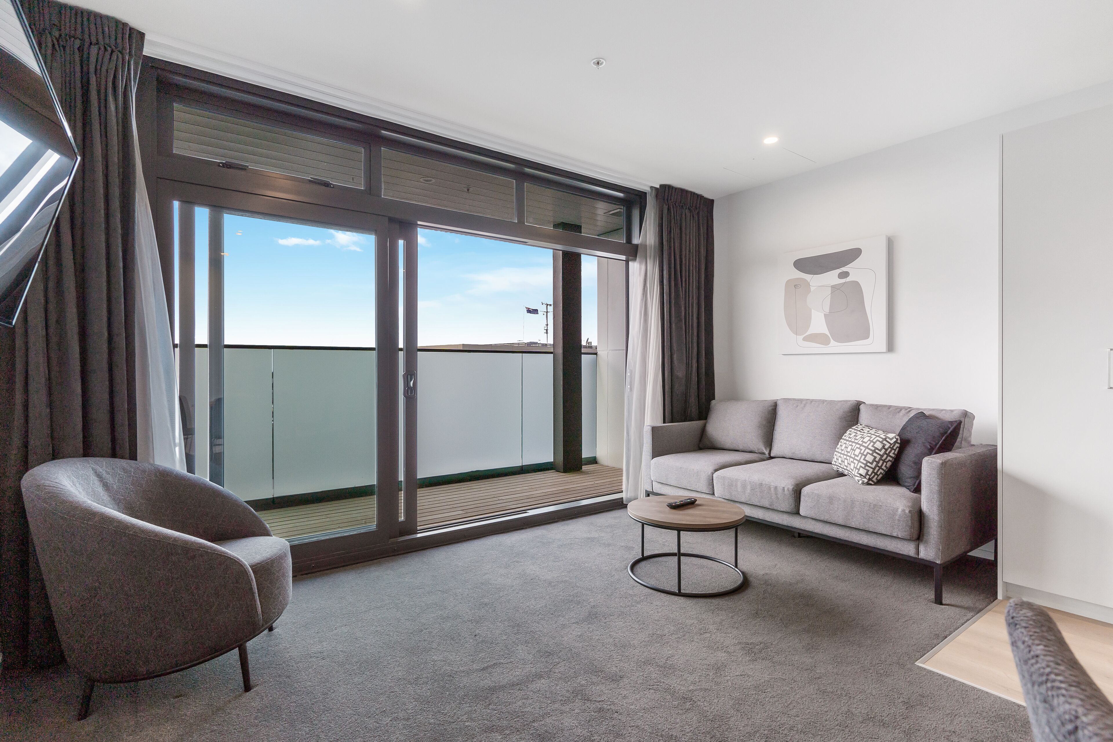 deluxe apartment, 1 bedroom, kitchen (top floor, non-motorway facing) | living area | 40-inch smart tv with cable channels, tv