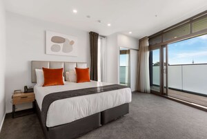 Apartment, 3 Schlafzimmer, Küche (Top Floor, King & Single) | Verdunkelungsvorhänge, schallisolierte Zimmer, Bügeleisen/Bügelbrett
