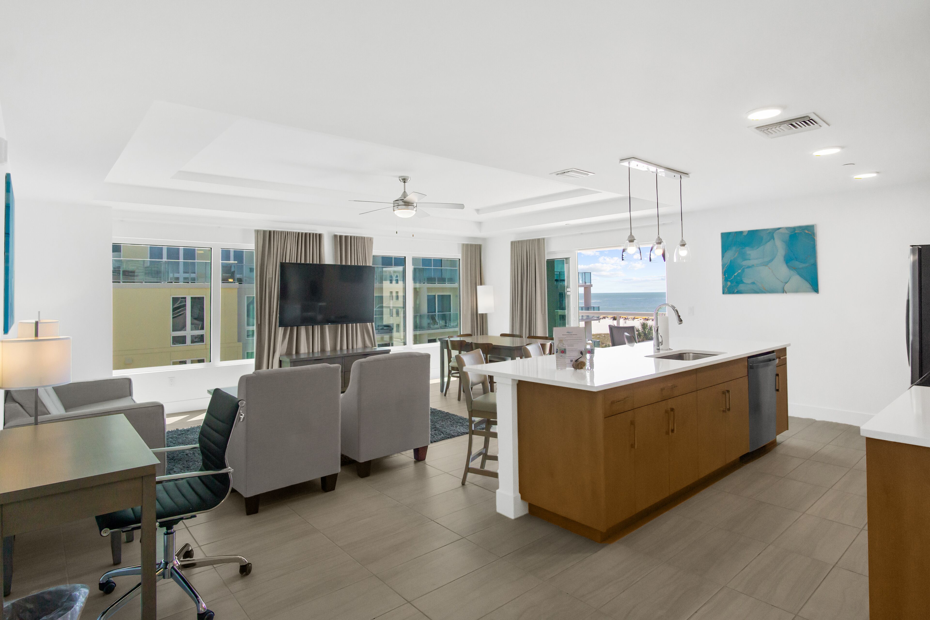 华丽套房, 2 间卧室, 海洋景观 | 起居区 | 65-英寸液晶电视 （配备有线频道）、电视