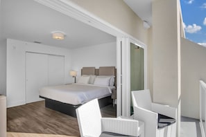 Suíte standard, 2 quartos | Roupas de cama premium, edredons de pluma